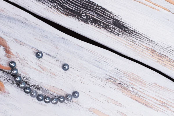 Schrauben auf Holzgrund. — Stockfoto