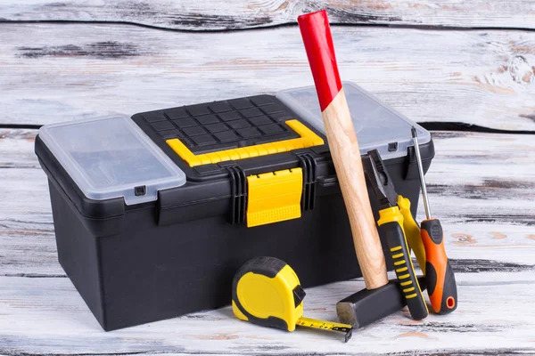 Κουτί εργαλείων και διαφορετικά εργαλεία σε ξύλινο φόντο. — Φωτογραφία Αρχείου