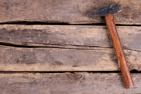 Alter Hammer auf rustikalen Holzbrettern. — Stockfoto