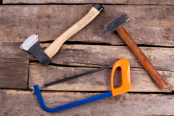 Varias herramientas en tableros de madera viejos . — Foto de Stock