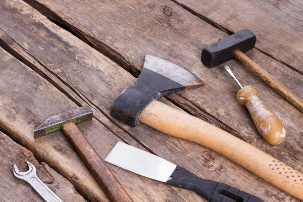 Verschillende oude tools op houten planken. — Stockfoto