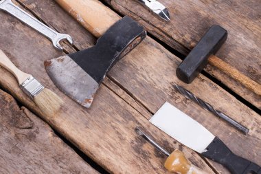Rustik ahşap plakalar üzerinde çeşitli araçlar.