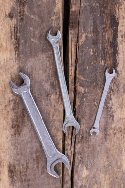 Eski tahta arka planda anahtarlar.