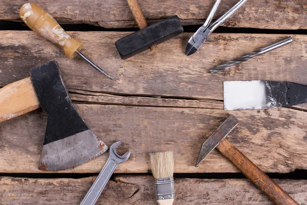 Rahmen aus Handwerkzeugen auf Holzboden. — Stockfoto