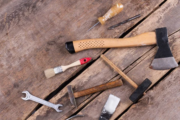 İnşaat için çeşitli el aletleri.