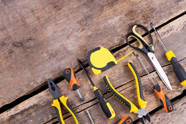 Stavební nástroje na dřevěném pozadí. — Stock fotografie