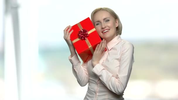 Felice donna eccitata in possesso di scatola regalo rossa . — Video Stock