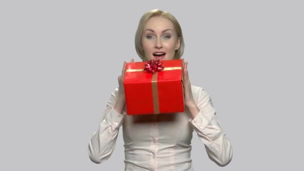 Gelukkige vrouw omarmen Gift Box. — Stockvideo