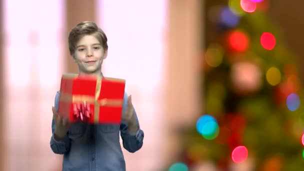 Niedlicher Junge mit Weihnachtsgeschenk-Box. — Stockvideo