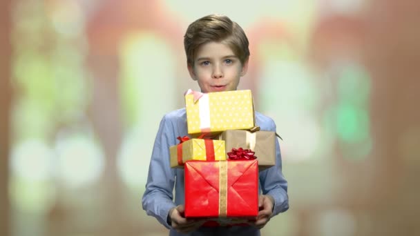 Śliczne dziecko trzyma stos pudełka prezent. — Wideo stockowe
