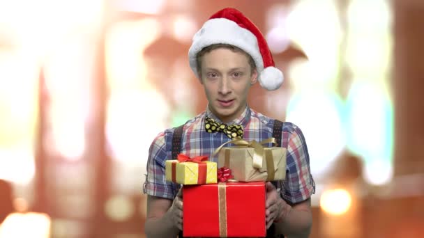 Weihnachtsjunge mit Geschenkschachteln. — Stockvideo