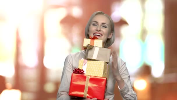 Mujer de negocios sosteniendo pila de cajas de regalo . — Vídeo de stock