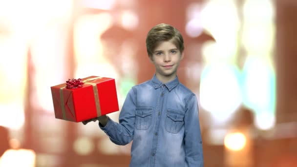 Adorable niño sosteniendo caja de regalo . — Vídeo de stock