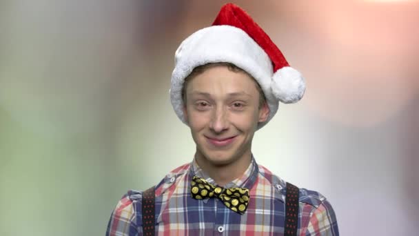 カメラを見てクリスマス帽子の少年. — ストック動画