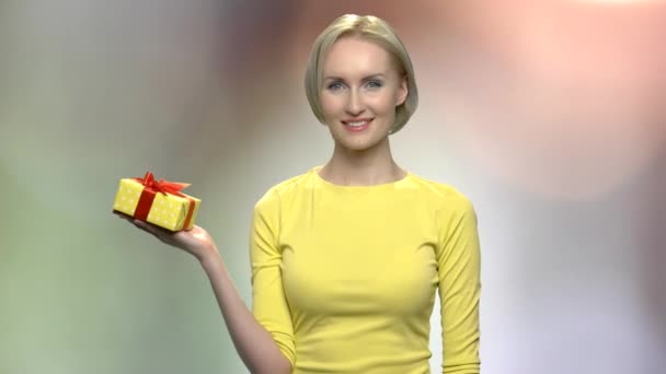 Okouzlující dívka držící dárkovou schránku. — Stock video