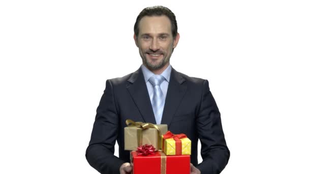 Hombre de negocios feliz con cajas de regalo festivas . — Vídeos de Stock