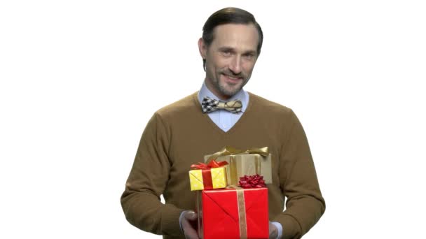 Retrato del hombre sonriente hoding cajas de regalo . — Vídeos de Stock
