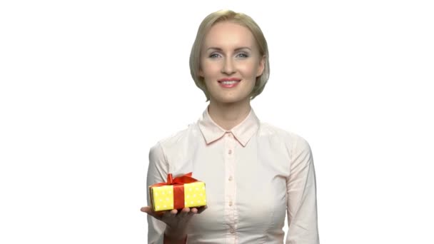 Atrakcyjna kobieta z prezentem i kciukiem w górę. — Wideo stockowe