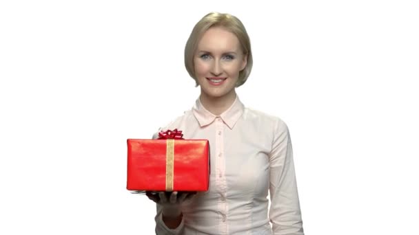 プレゼントボックスと親指を上げる女性. — ストック動画