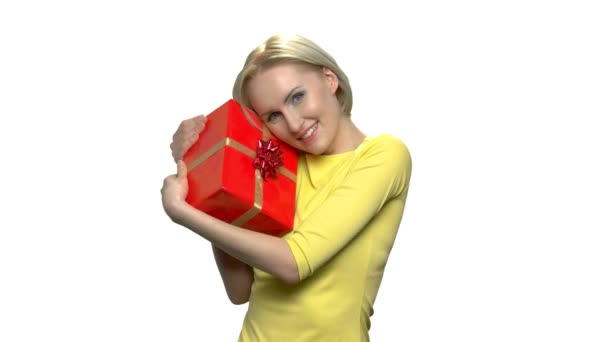 Mujer alegre con caja de regalo sobre fondo blanco . — Vídeos de Stock