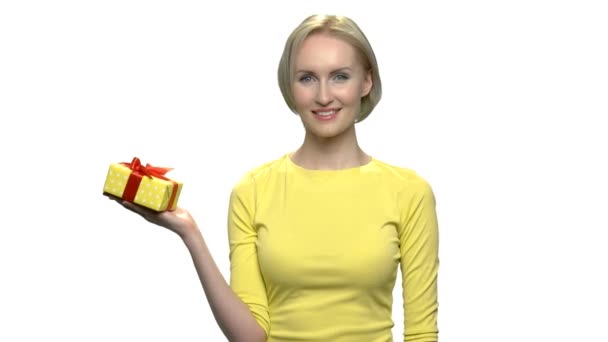 Žena s dárkovým políčkem na dlani. — Stock video