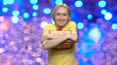 Noel hediye kutusu ile Mutlu heyecanlı kadın.