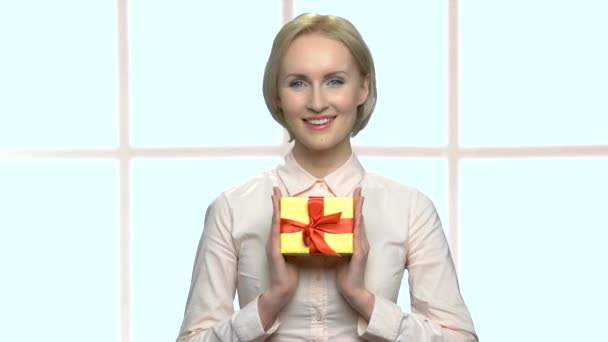 Retrato de mujer bonita con caja de regalo . — Vídeos de Stock
