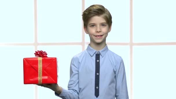 Jongen met geschenk doos op zijn Palm. — Stockvideo