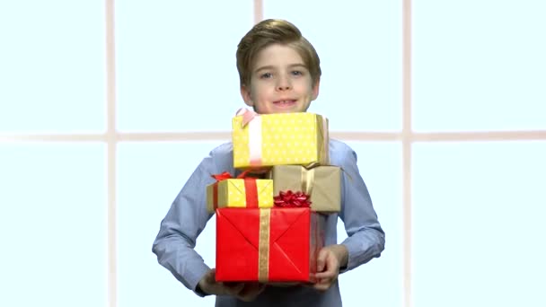 Guapo chico holding grupo de regalo cajas . — Vídeo de stock