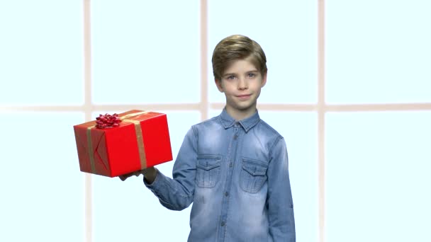 Carino ragazzo holding box con presente . — Video Stock