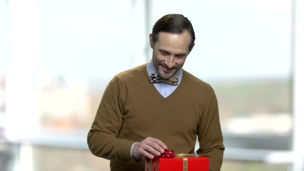 Gelukkige volwassen man met geschenk doos. — Stockvideo