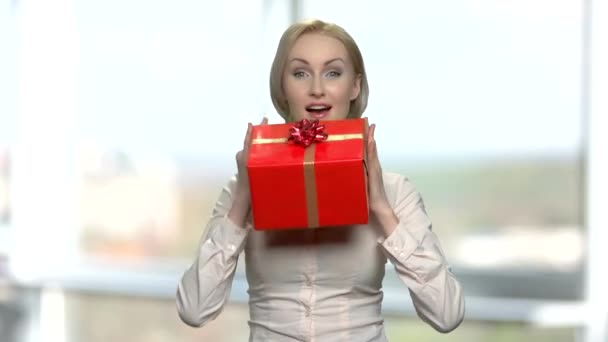 Freudige Frau mit roter Geschenkschachtel. — Stockvideo
