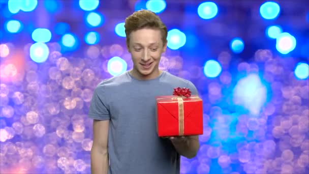 Adolescente chico dando regalo de Navidad . — Vídeo de stock