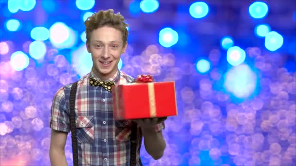 Tiener jongen toont de doos van de gift van Kerstmis. — Stockvideo