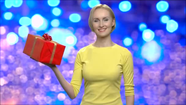 Woman showing gift box for Christmas. — Stock Video