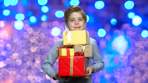 Portrait d'enfant avec coffrets cadeaux de Noël . — Video