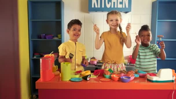 Három aranyos gyerek szórakozik szórakoztató központ. — Stock videók