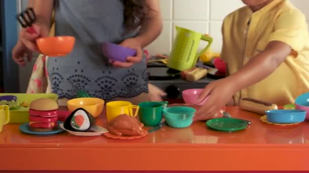 Cerca de los niños jugando en una cocina de juguete . — Vídeos de Stock