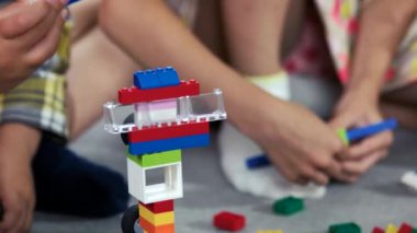 Blok oyuncaklar ile çocuk bina figürü yakın yukarı.