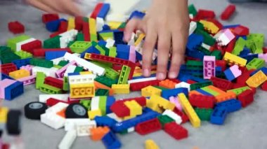 Katta renkli yapıcı blokları yakın.