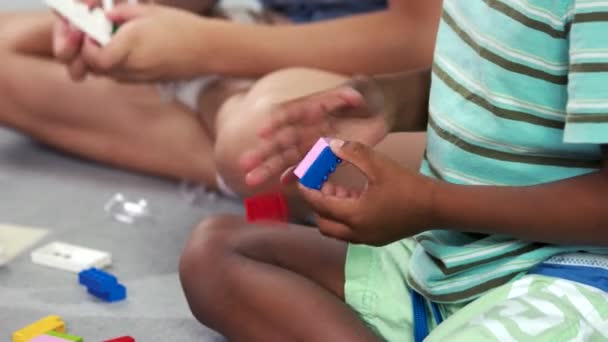 Niño de piel oscura jugando con el constructor de cerca . — Vídeo de stock