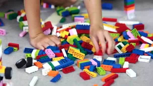 Child plays with constructor. — Stock Video