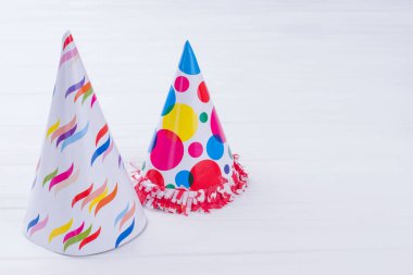 İki desenli parti şapkaları.