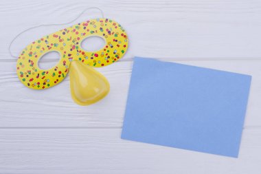 Çocuklar yüz maskesi ve boş kağıt kartı.