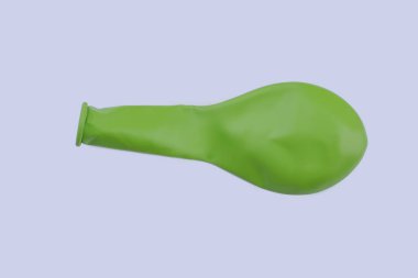 Yeşil şişirilmiş balon.