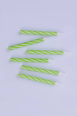 Yeşil çizgili Doğum günü mumlar, üst görünüm.