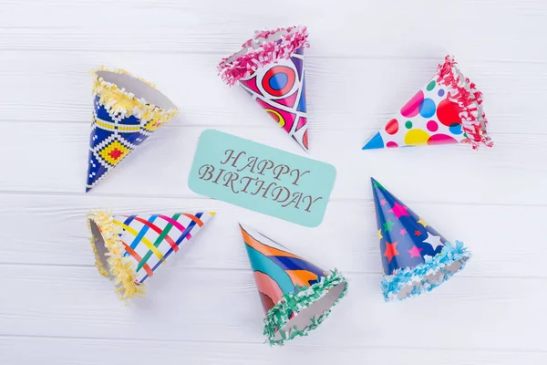 Tarjeta de cumpleaños feliz y sombreros de fiesta . — Foto de Stock