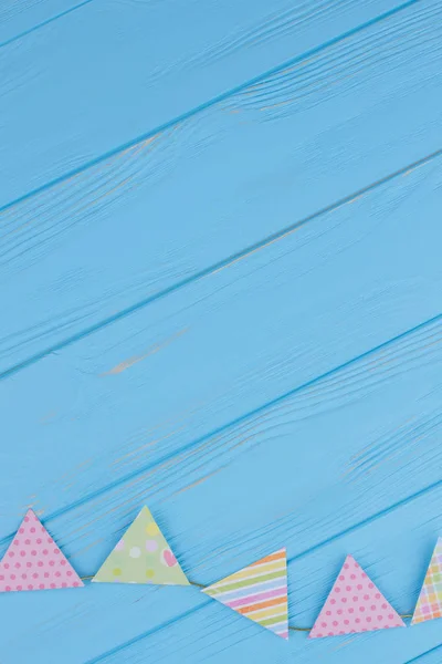 Färgglada papper flaggor på blå trä bakgrund. — Stockfoto
