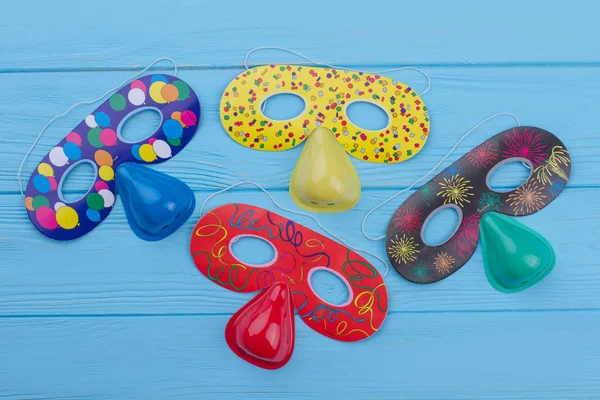 Quatre masques colorés pour les enfants Fête d'anniversaire . — Photo