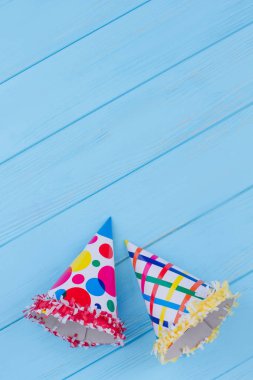 Renkli arka plan üzerinde eğlenceli kağıt parti şapka.